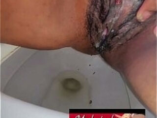 Sentei no vaso sanit&aacute_rio e esfreguei minha buceta suja