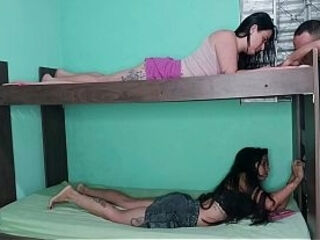 Ela confiava na melhor amiga at&eacute_ descobrir o que acontecia no beliche