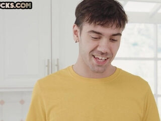 Bombshell GILF enjoys fucking hardcore b4 titfucking