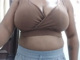 Desi Mona bhabhi is pressing Dudu in the bathroom.