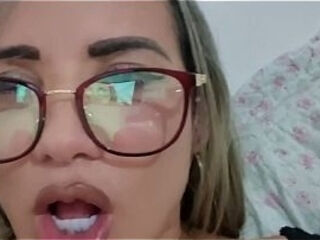 Vizinha safada descobriu que Tenho pau grosso e veio me chupar
