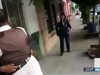 Hombre culonazo se pelea con polic&iacute_a