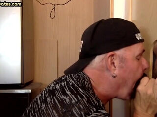 Mouth filled gloryhole DILF sucks for fresh cum at home
