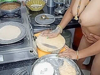 Roti Banate Samay Jor Se Dhakka Lagaya Ek Sath Do Kam