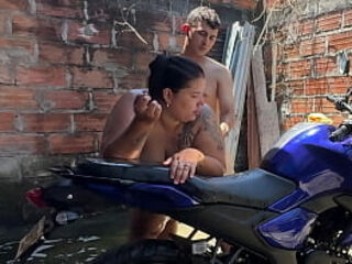 mi vecino me ayuda a lavar y despues me folla muy rico