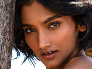 Indian MILF beauty outdoor striptease