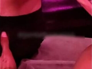 M&atilde_o por dentro da cueca massageando o cuzinho do cliente