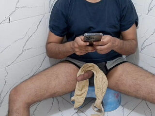 Stepmom accidentally sends nude photos to stepson