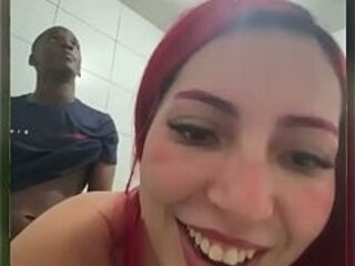 A putinha aceitou dar o cuzinho em um banheiro publico fazendo chamada de video.