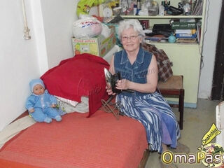 Fisting old pussies right on the bed