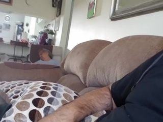 MI SUEGRA EN LA SALA DORMIDA