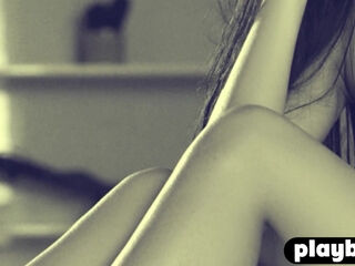 Stunning all natural babe posed naked