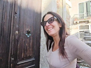 you turn me on while walking through Venice. Full video on my OF Page.