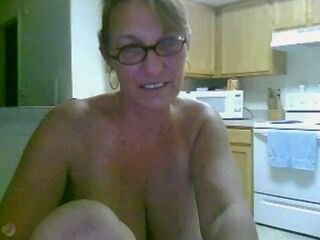 Mature lady masturbates on webcam